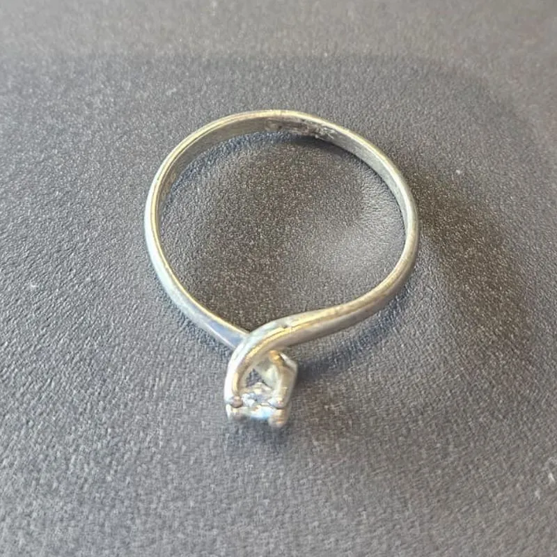 ANEL SOLITARIO CRUZADO 4 GARRAS