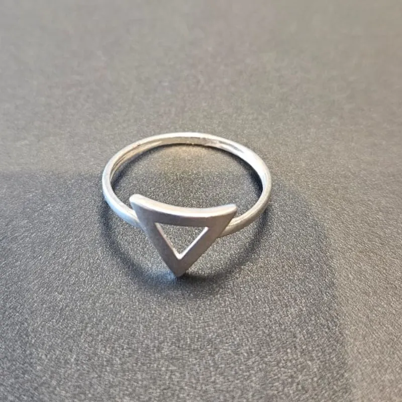 ANEL TRIANGULO VAZADO