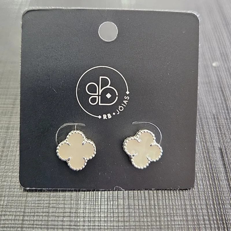 BRINCO ESTILO VAN CLEEF ESMALTADO BRANCO