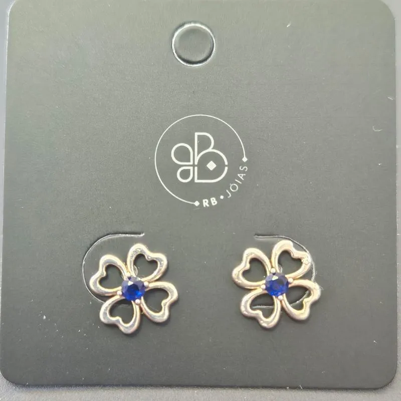 BRINCO FLOR PETALA CORAÇÃO PEDRA AZUL NO CENTRO