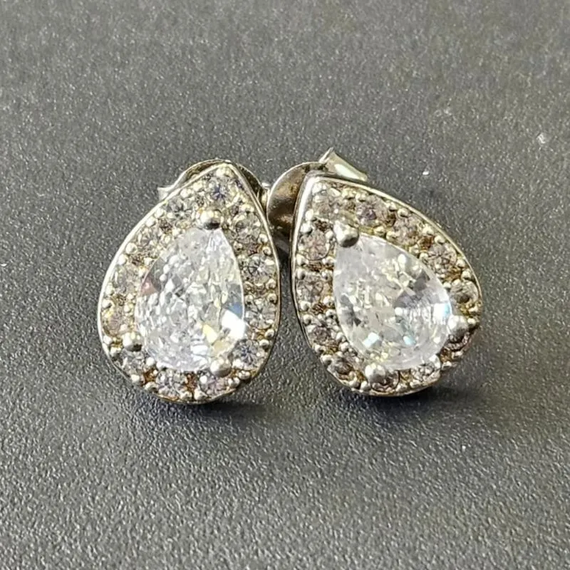 BRINCO GOTA CRAVEJADO COM PEDRA NO CENTRO CORES VARIADAS