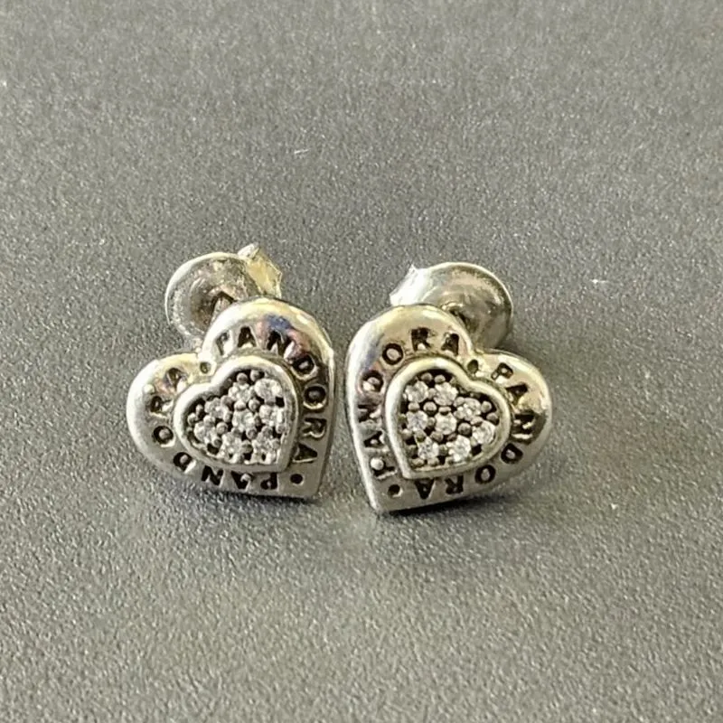 BRINCO PANDORA DOIS CORAÇÕES DO MEIO CRAVEJADO