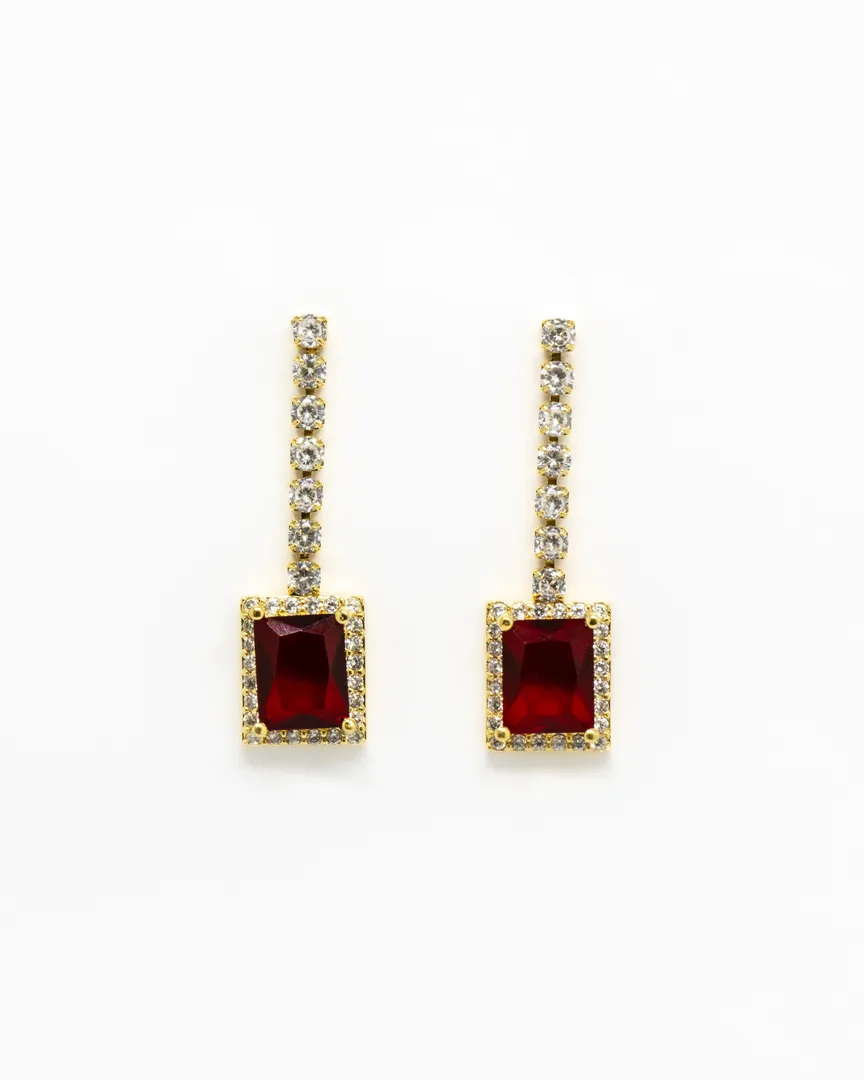 BRINCO PENDURADO COM PEDRAS CRIYSTAL E VERMELHO