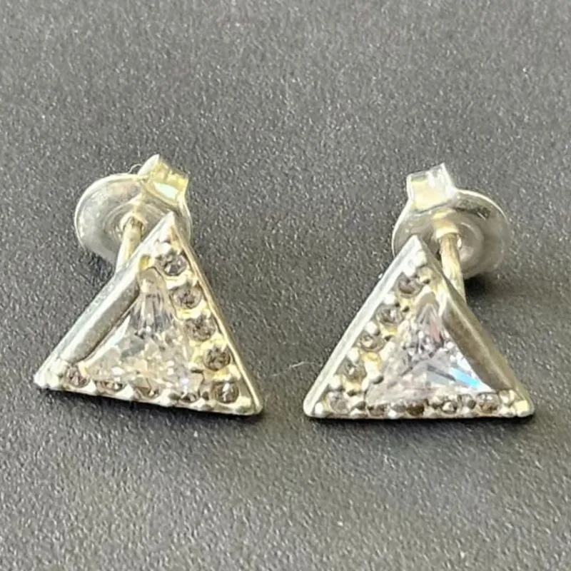 BRINCO TRIANGULO CRAVEJADO COM PEDRA