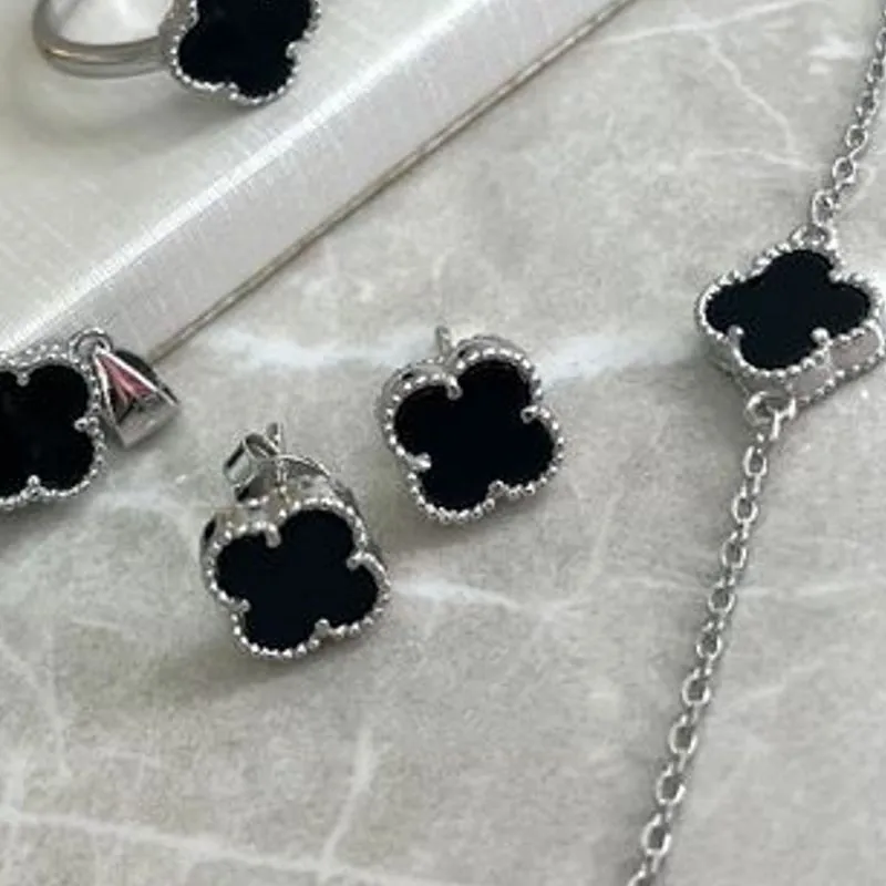BRINCO VAN CLEEF PRETO