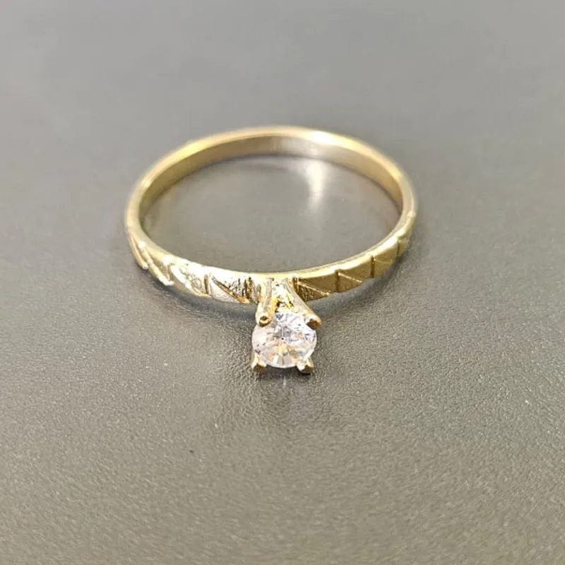 ANEL SOLITÁRIO FIO QUADRADO DETALHADO PEDRA 4 GARRAS
