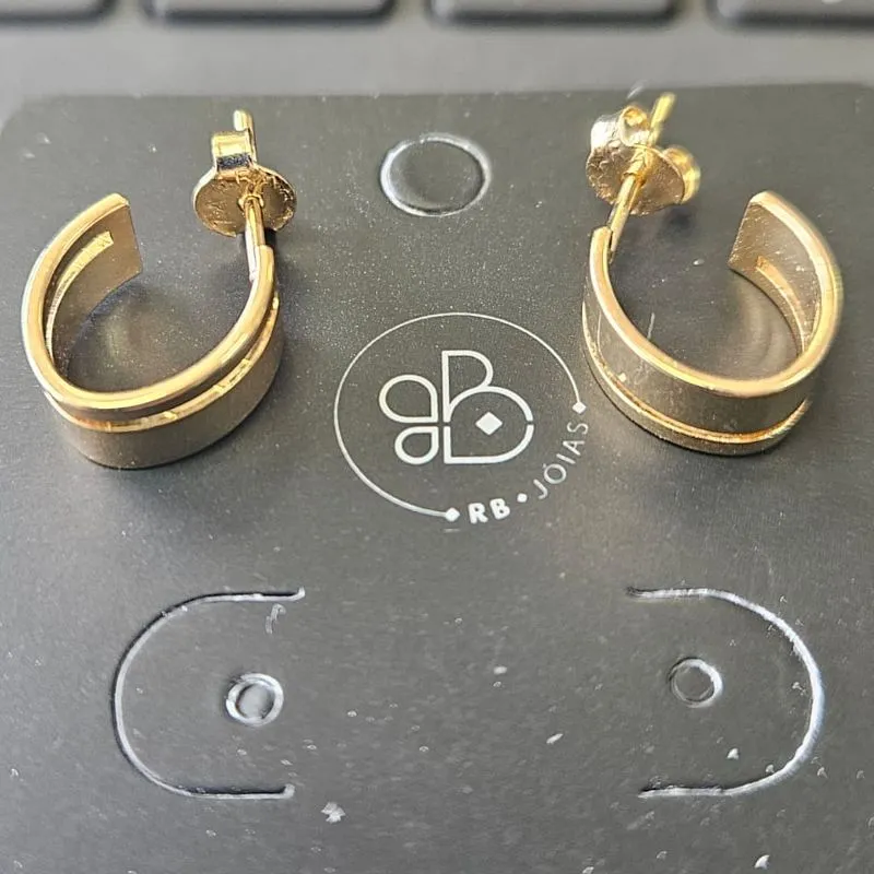 ARGOLA  MEIO OVAL COM FIO VAZADO NO MEIO