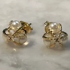 BRINCO BOLA VAZADO COM 3 PEROLAS 