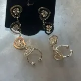 BRINCO PENDURADO CORACAO COM PIERCING FAKE