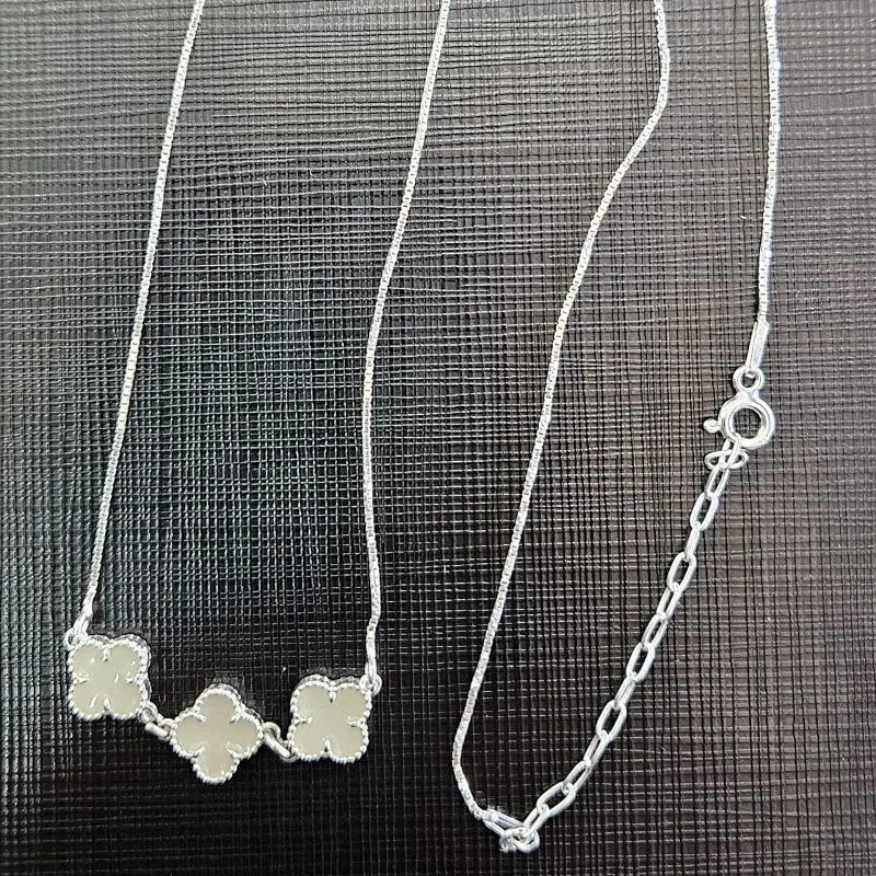 GARGANTILHA ESTILO VAN CLEEF 3 TREVOS ESMALTADO BRANCO COM EXTENSOR
