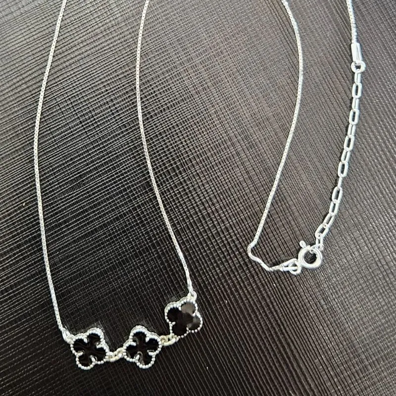 GARGANTILHA ESTILO VAN CLEEF 3 TREVOS ESMALTADO PRETO COM EXTENSOR
