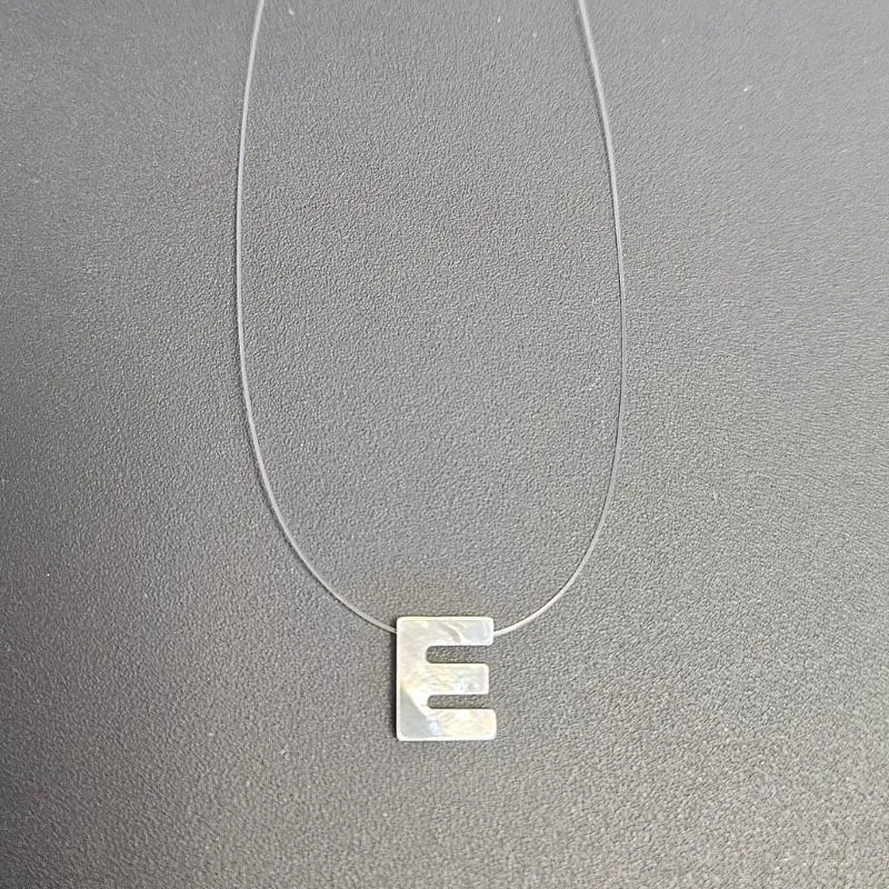 GARGANTILHA FIO DE NYLON LETRA E NA MADREPEROLA