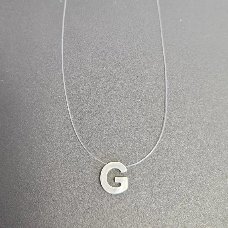 GARGANTILHA FIO DE NYLON LETRA G NA MADREPEROLA