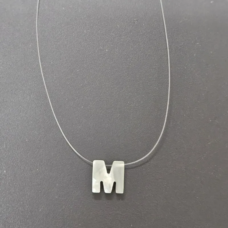 GARGANTILHA FIO DE NYLON LETRA M NA MADREPEROLA