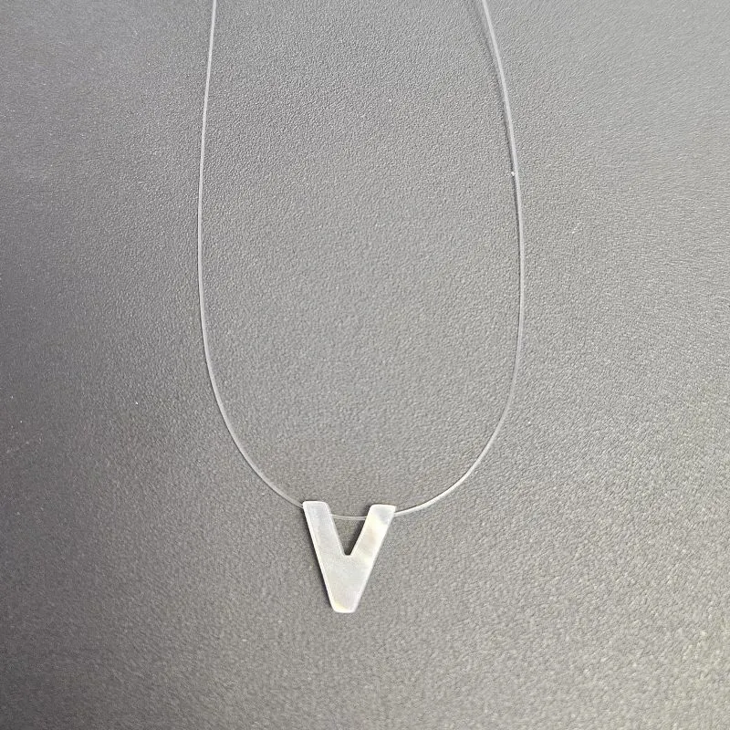 GARGANTILHA FIO DE NYLON LETRA V NA MADREPEROLA