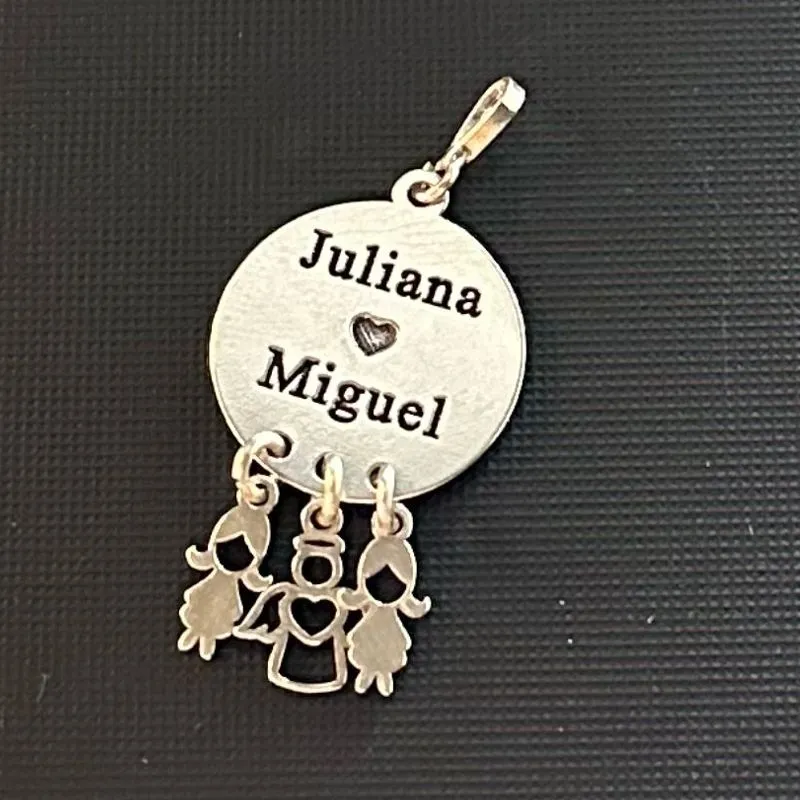 PINGENTE PERSONALIZADO 4 NOMES + 3 BONECOS