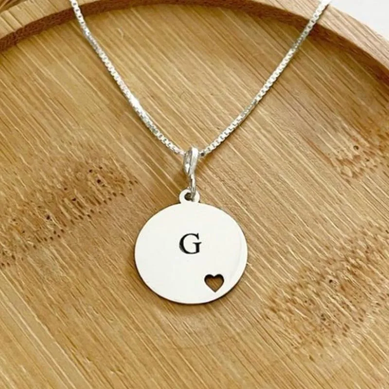 PINGENTE PERSONALIZADO PLACA LETRA COM CORAÇÃO VAZADO