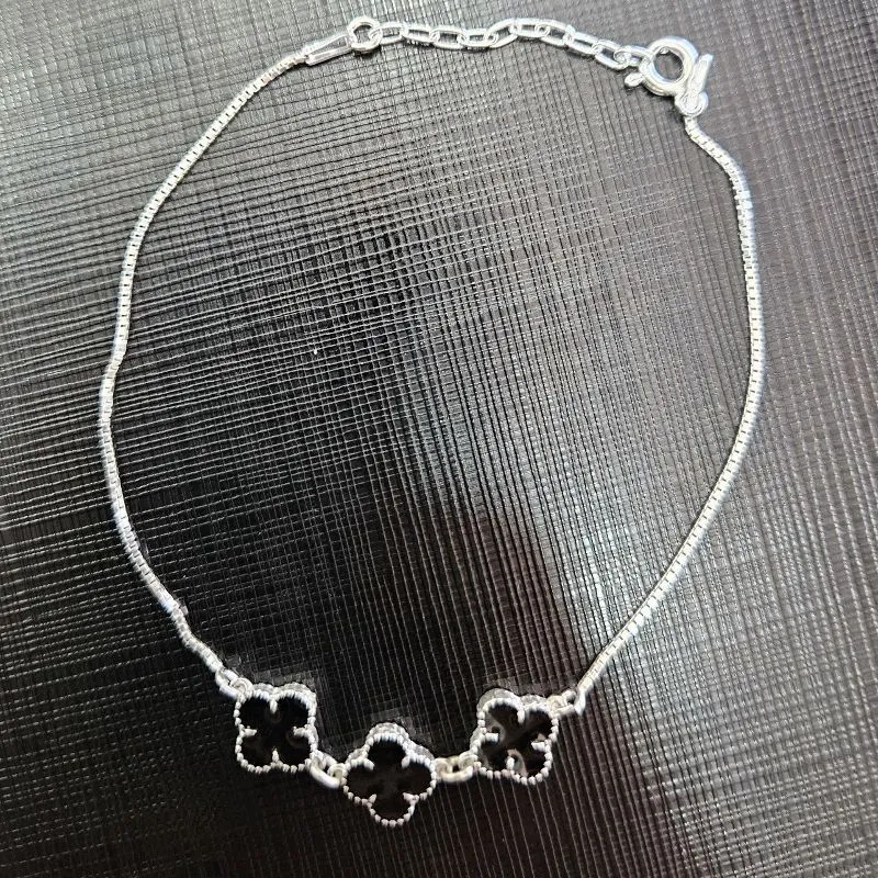 PULSEIRA ESTILO VAN CLEEF 3 TREVOS ESMALTADO BRANCO COM EXTENSOR