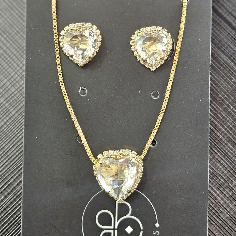 CONJUNTO CORAÇÃO PEDRA CRISTAL BORDAS CRAVEJADO BRINCO E GARGANTILHA