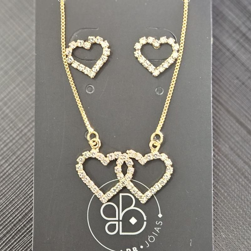 CONJUNTO CORAÇÃO VAZADO BORDAS CRAVEJADO  BRINCO E GARGANTILHA