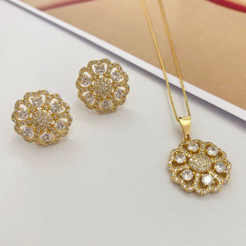 CONJUNTO FLOR CRAVEJADO E COM PEDRA CRISTAL BRINCO E GARGANTILHA
