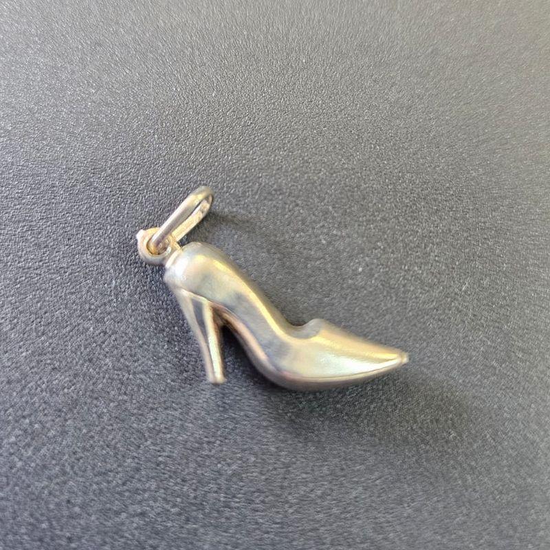 PINGENTE SAPATO SALTO ALTO LISO