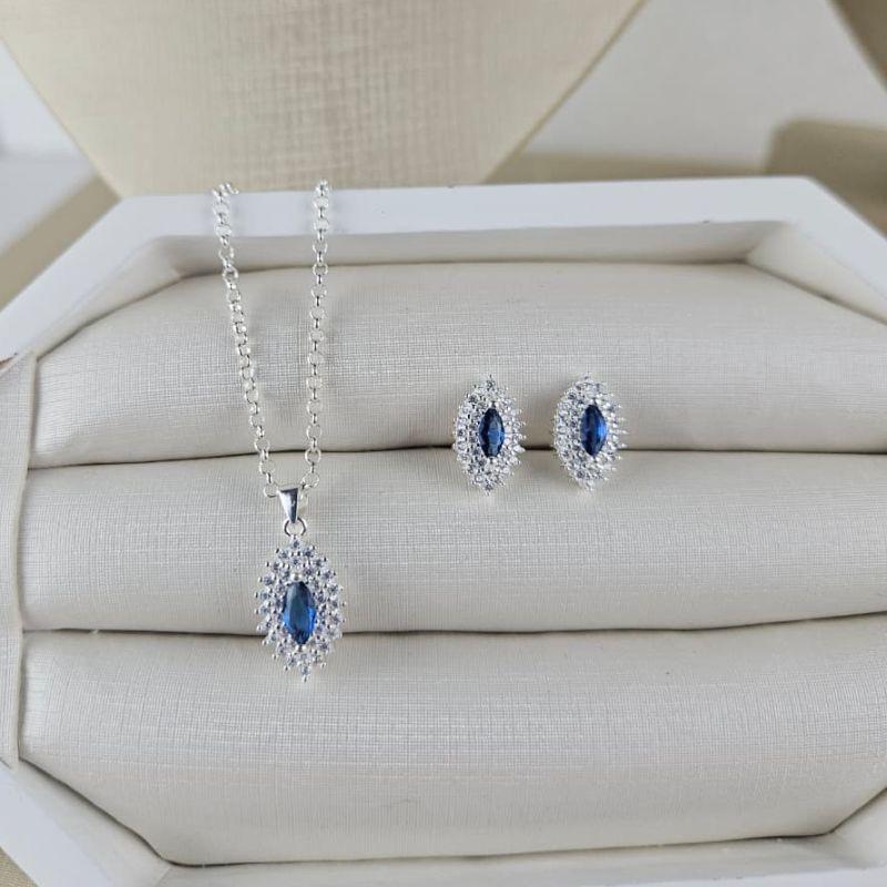 CONJUNTO OVAL  CRAVEJADO PEDRA AZUL BRINCO E GARGANTILHA