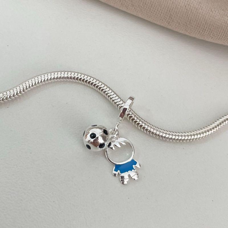 PINGENTE MENINO AZUL COM BOLA DE FUTEBOL