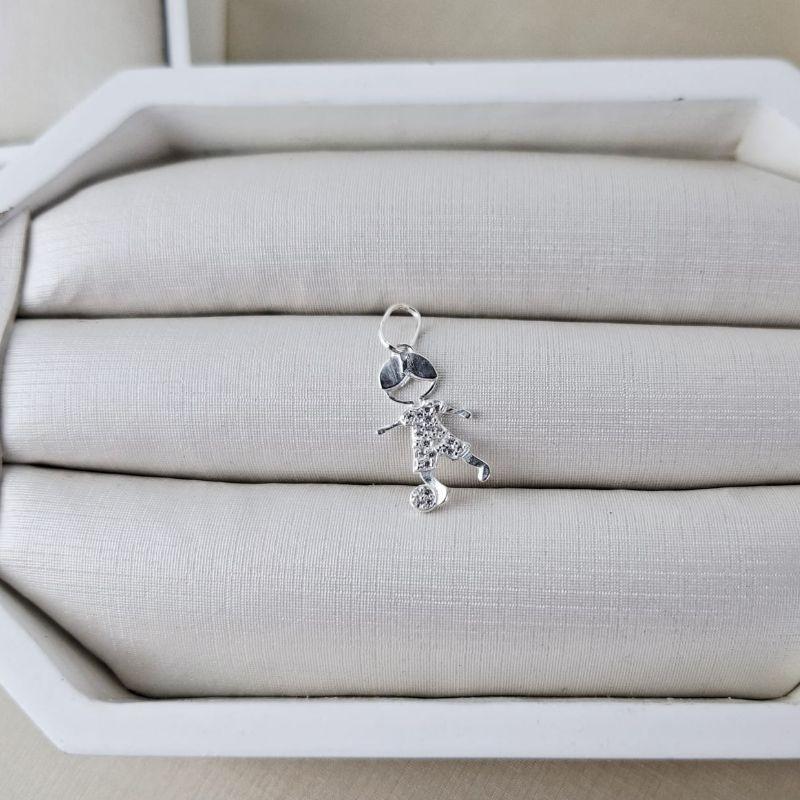 PINGENTE MENINO CRAVEJADO COM BOLA