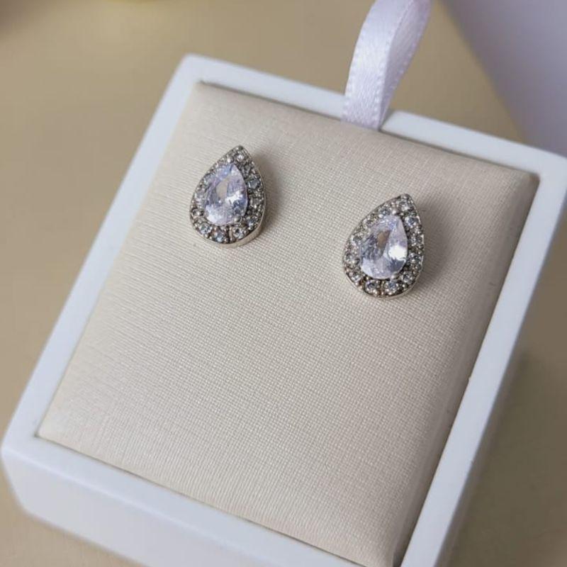 BRINCO GOTA CRAVEJADO COM PEDRA NO CENTRO CORES VARIADAS